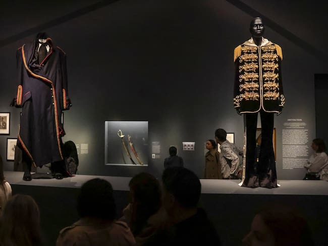 NEW YORK (United States), 05/05/2025.- People view the fashion on display during the press preview for the opening of The Met's Costume Institute exhibition 'Superfine: Tailoring Black Style' at the Metropolitan Museum of Art in New York, New York, USA, 05 May 2025. (Moda, Nueva York) EFE/EPA/SARAH YENESEL