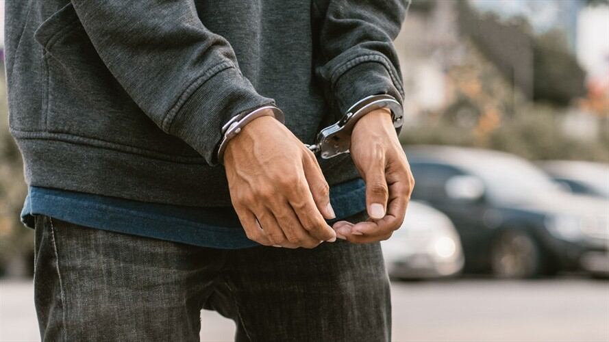 El hombre habría apuñalado a la mujer en el pecho, un brazo y una mano; al perro, de raza golden retriever, le propinó varios cortes en el cuerpo. Foto: Getty Images / JUB RUBJOB