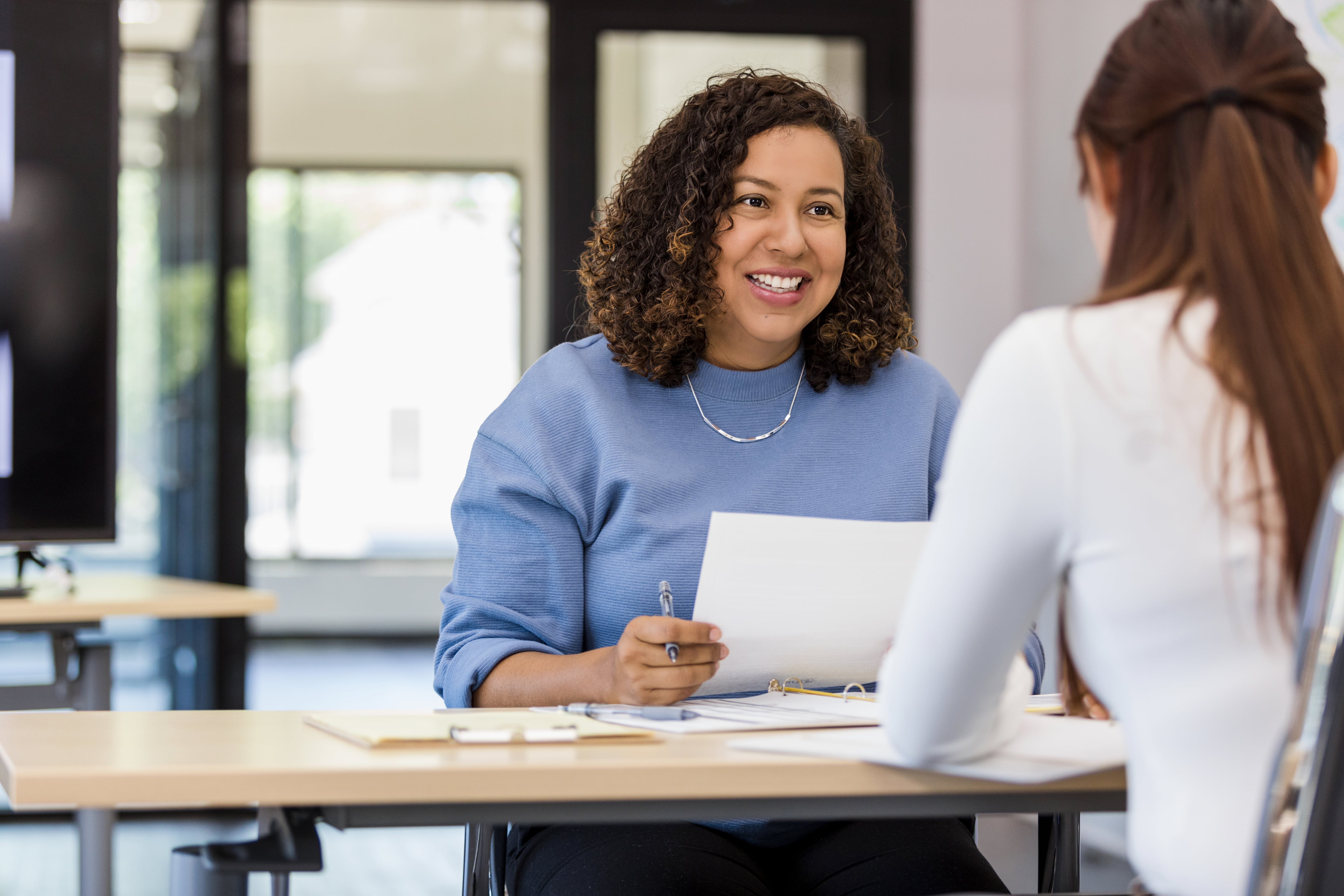 Persona aplicando a un empleo (Foto vía Getty Images).