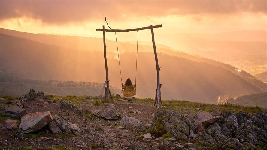 Turistas por poco caen al vacío en un barranco por falla de un columpio. Foto: Getty Images/ Luis Pina / EyeEm