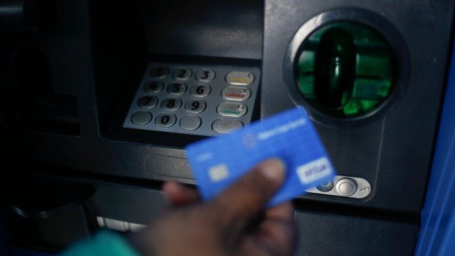 Los delincuentes introducían ganchos a los cajeros electrónicos, con el fin de apropiarse del dinero. Foto: Colprensa