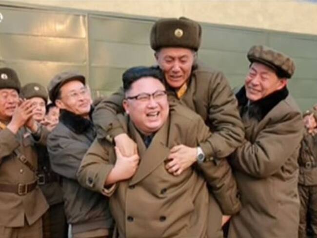 Pareciera que al oficial del ejército le invadió la emoción y se montó en la espalda del líder de Corea del Norte. Foto: BBC Mundo
