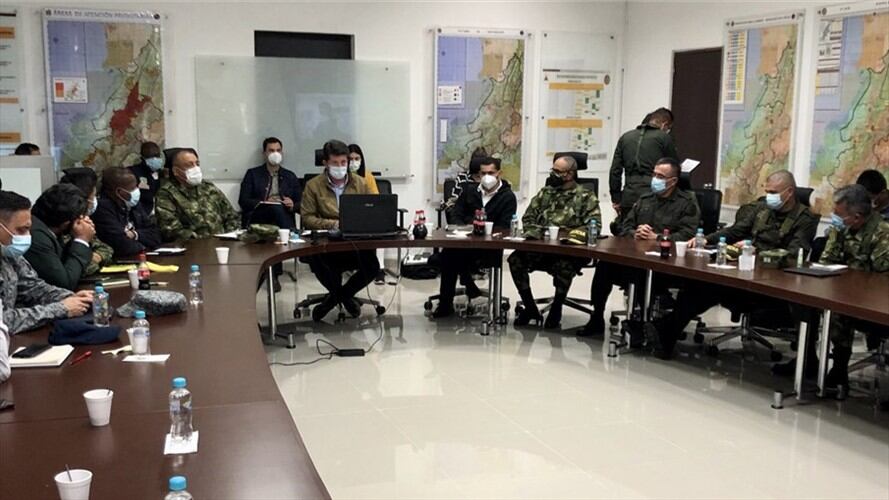 Mientras se realizaba el consejo de seguridad las disidencias hostigaron a la Policía en Silvia y Caldono.. Foto: Cortesía: Ministerio de Defensa