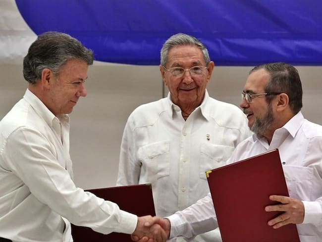 Juan Manuel Santos, Raúl Castro y &quot;Timochenko&quot;. Foto: Agencia EFE