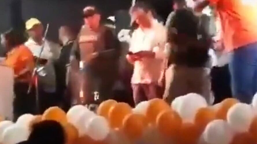 Lanzan huevos contra Gustavo Petro y Carlos Caicedo. Foto: Captura de video