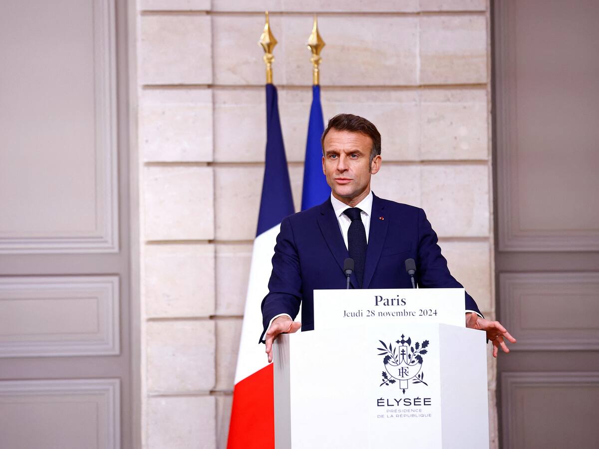 Macron llegó a Arabia Saudí en una visita para reforzar las relaciones con el reino árabe