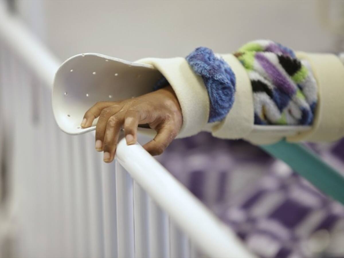 Niña de 2 años fue quemada con agua caliente por su propia madre en Pradera, Valle