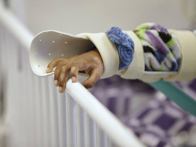 Niña de 2 años fue quemada con agua caliente por su propia madre en Pradera, Valle