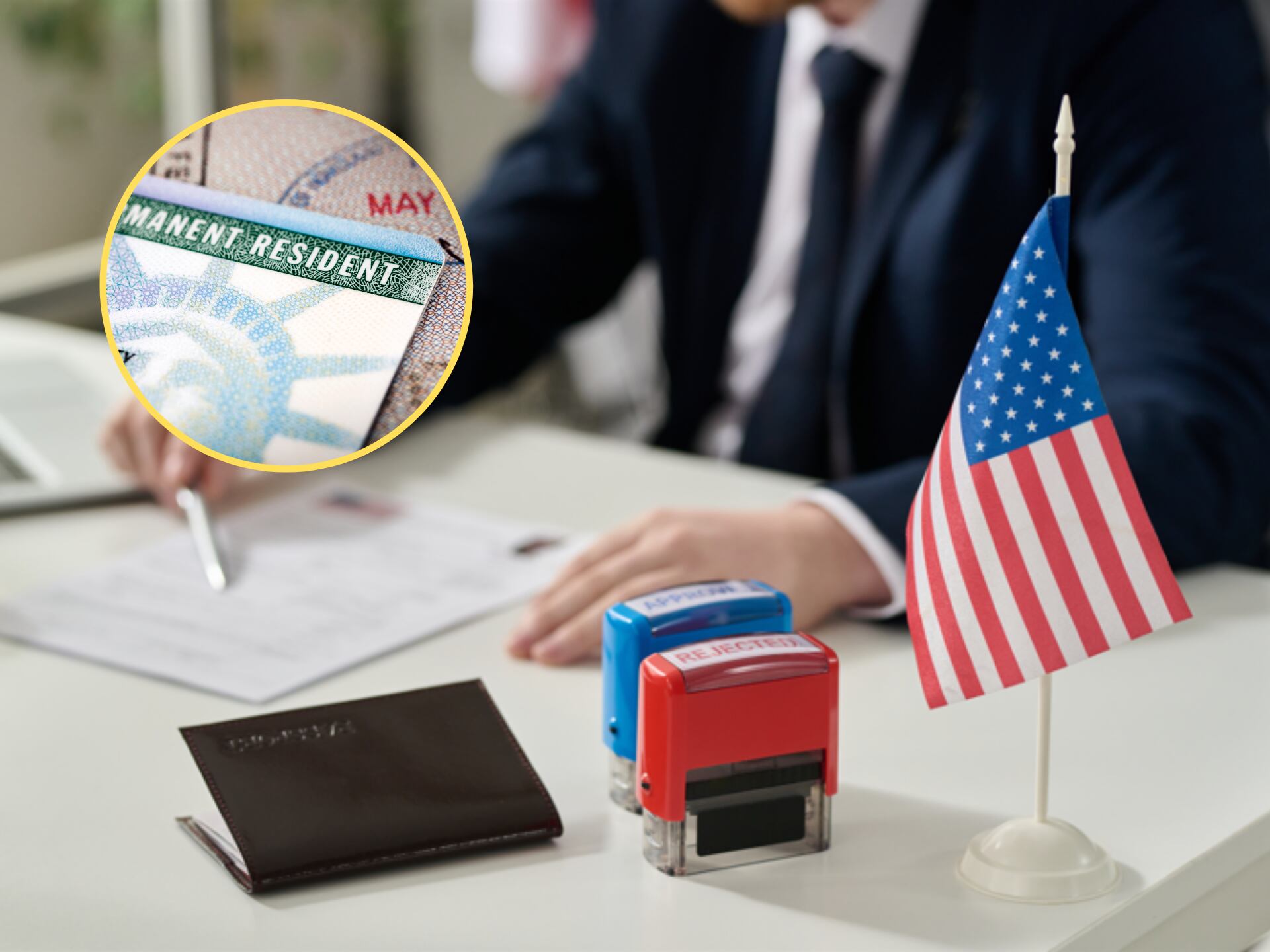 Persona de inmigración aprobando o rechazando solicitudes. En el círculo, la imagen de una Tarjeta Verde, Green Card o Tarjeta de Residente Permanente / Fotos: GettyImages
