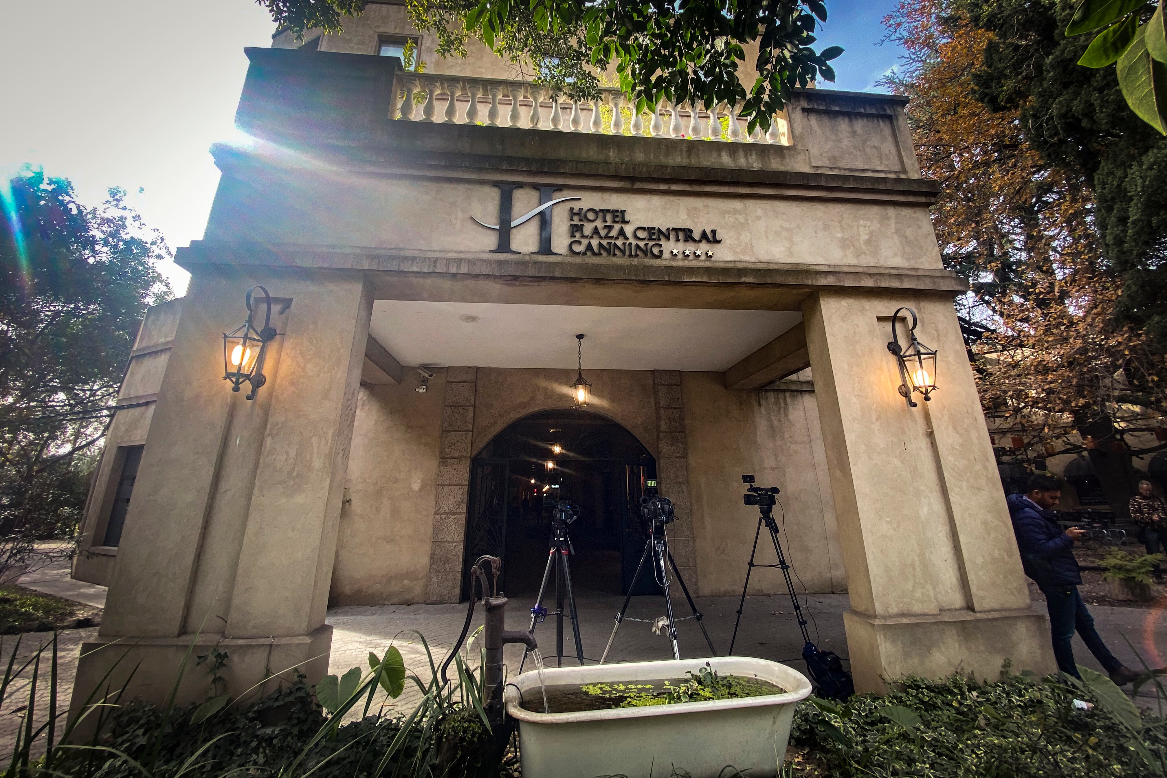 AME6526. EZEIZA (ARGENTINA), 14/06/2022.- Fotografía de la entrada al hotel donde se encuentran los cinco iraníes tripulantes de un avión sancionado por los Estados Unidos, hoy, en la localidad de Canning Ezeiza (Argentina). La Justicia argentina registró este martes el hotel donde se encuentran hospedados los tripulantes que llegaron a Argentina en un avión sancionado por EEUU y decidió impedir la salida de los de nacionalidad venezolana tras retener los pasaportes de los iraníes, en una investigación sobre el vínculo con el terrorismo internacional, según indicaron a Efe fuentes judiciales. EFE/ Juan Ignacio Roncoroni