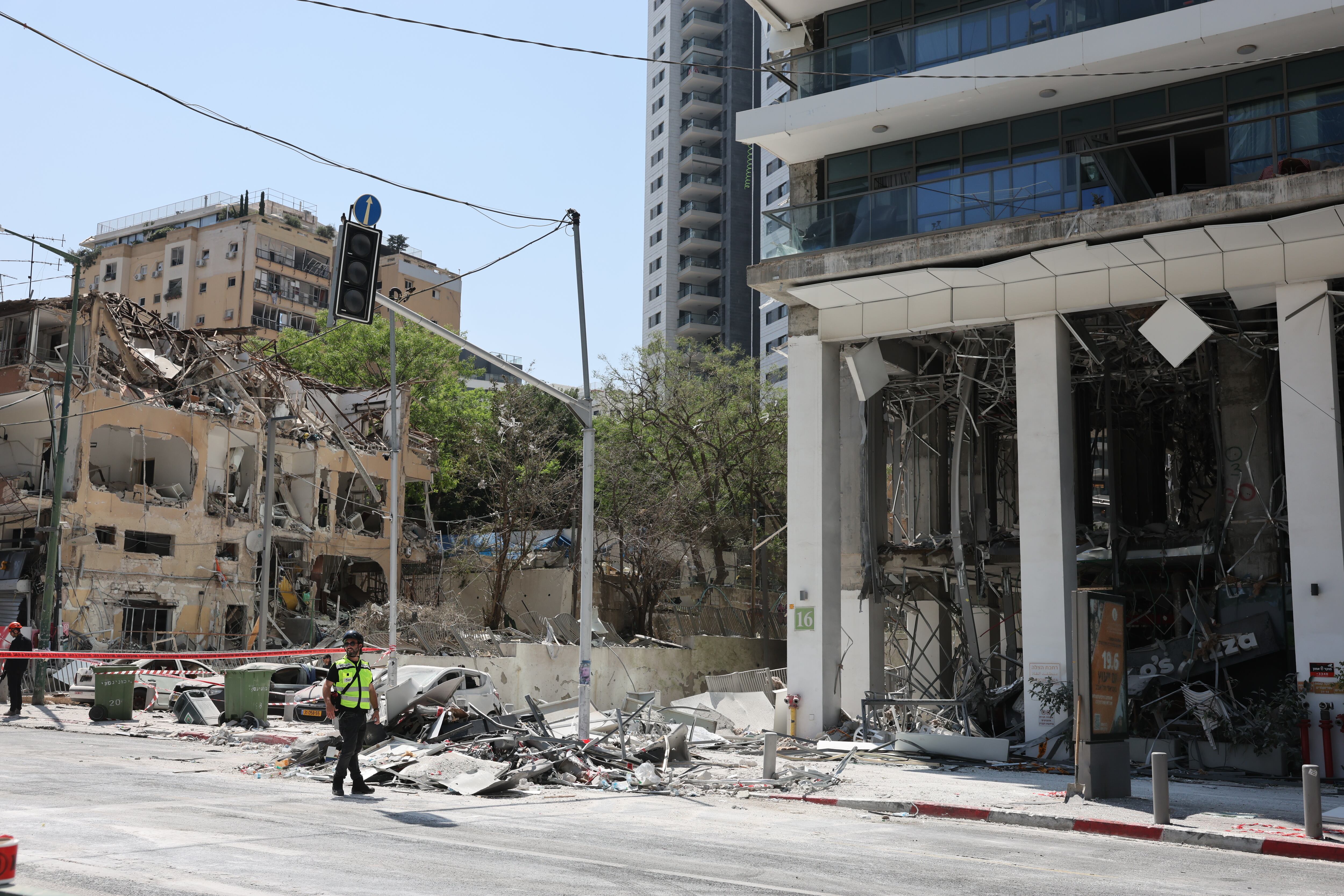 Ramat Gan (Israel), 19/06/2025.- Israeli emergency teams work at the site of an Iranian missile strike in a residential area in Ramat Gan, central Israel, 19 June 2025. Israel's military stated Iran launched a barrage of ballistic missiles at Israel overnight. Magen David Adom (MDA), Israel's national emergency services, reported dozens of injured across Israel, with some in critical condition. EFE/EPA/ABIR SULTAN