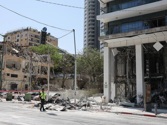 Ramat Gan (Israel), 19/06/2025.- Israeli emergency teams work at the site of an Iranian missile strike in a residential area in Ramat Gan, central Israel, 19 June 2025. Israel's military stated Iran launched a barrage of ballistic missiles at Israel overnight. Magen David Adom (MDA), Israel's national emergency services, reported dozens of injured across Israel, with some in critical condition. EFE/EPA/ABIR SULTAN