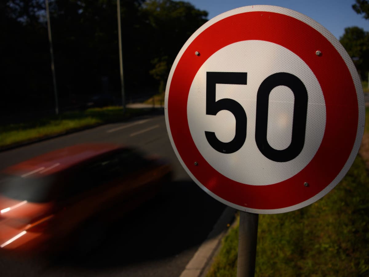 Si el límite de velocidad es 50 KM/h y va a esa velocidad exactamente ¿le imponen multa? Explicamos