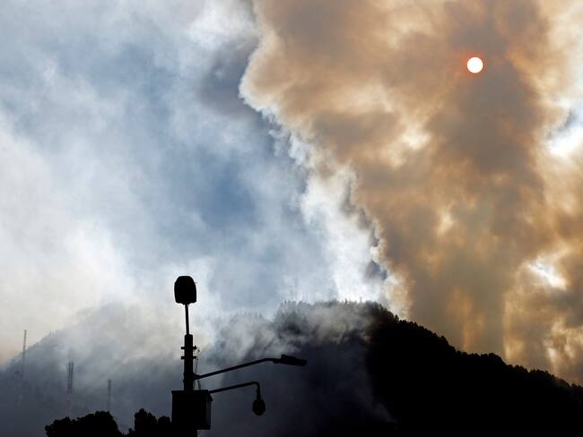 AME2250. BOGOTÁ (COLOMBIA), 25/01/2024.- Fotografía de una columna de humo ocasionada por un incendio forestal hoy, en el cerro El Cable, en Bogotá (Colombia). Un total de 31 incendios forestales están activos este jueves en Colombia y afectan a nueve departamentos y Bogotá, donde sigue la emergencia por los fuegos en dos de sus cerros, informó este jueves la Unidad de Nacional de Gestión del Riesgo de Desastre (Ungrd). Los más preocupantes son precisamente los de los cerros orientales y El Cable de Bogotá, pues el humo se extiende por buena parte de la capital y está afectando la calidad del aire y las operaciones aéreas. EFE/ Mauricio Dueñas Castañeda
