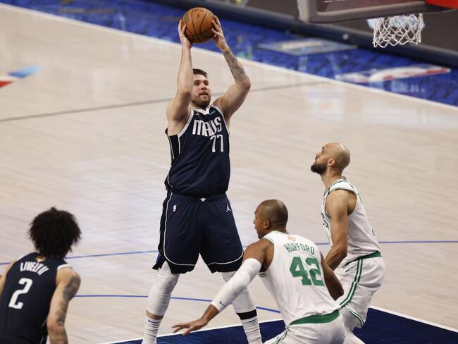 Arlington (United States), 13/06/2024.- Dallas Mavericks guard Luka Doncic (C) shoots a two point basket against the Boston Celtics during the second half the NBA Finals game three in Arlington, Texas, USA, 12 June 2024. (Baloncesto) EFE/EPA/ADAM DAVIS SHUTTERSTOCK OUT