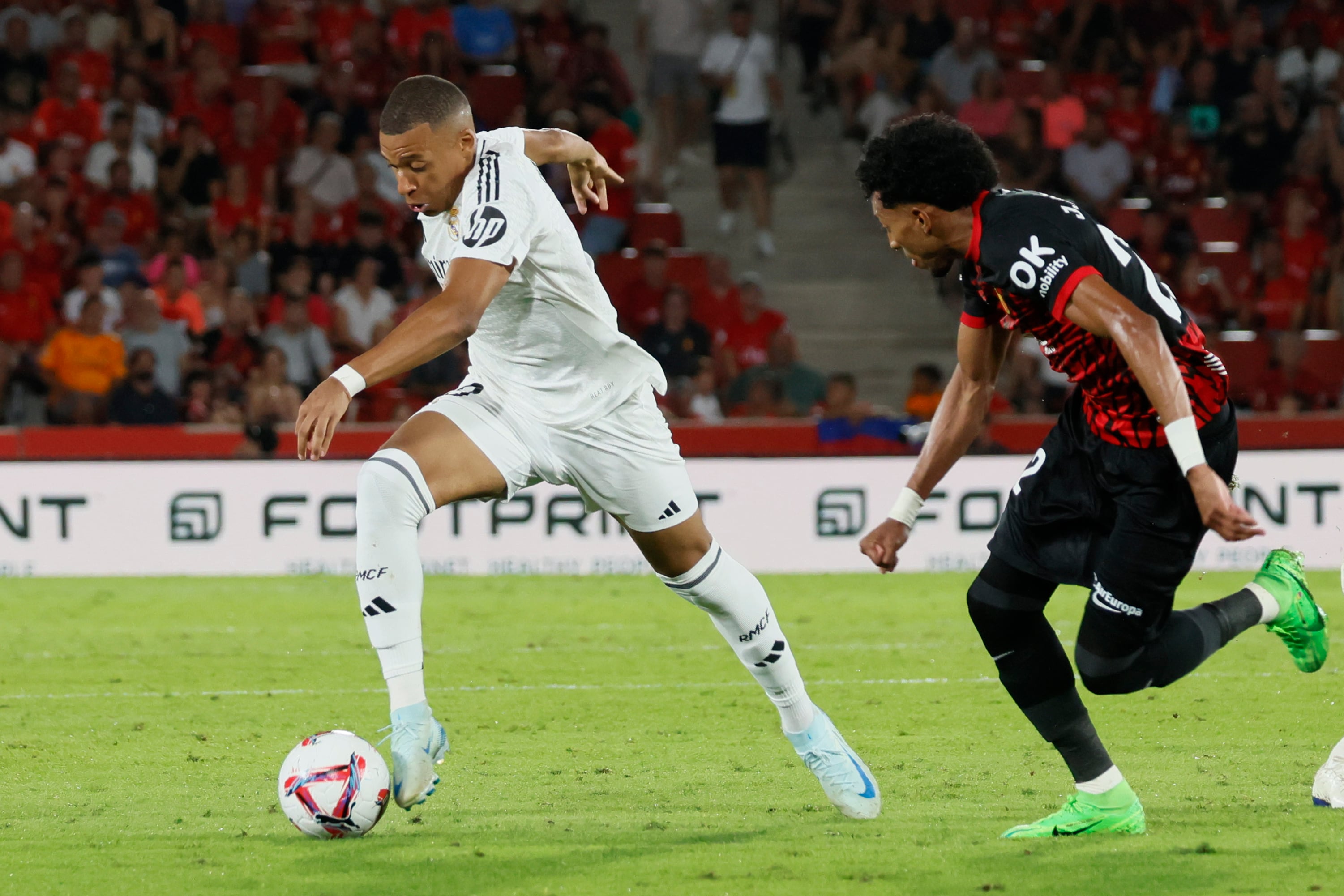 Kylian Mbappé y Johan Mojica. Foto: EFE/CATI CLADERA