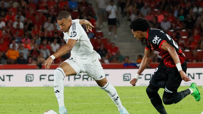 PALMA, 18/08/2024.- El delantero francés del Real Madrid Kylian Mbappé (i) se escapa de Johan Mojica, del RCD Mallorca, durante el partido de LaLiga entre el RCD Mallorca y el Real Madrid, este domingo en el estadio de Son Moix, en Palma. EFE/CATI CLADERA