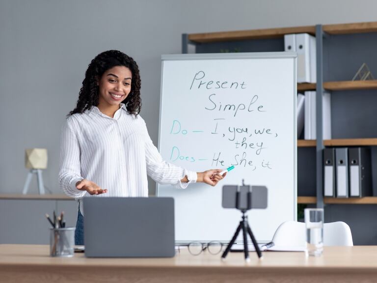 Profesora de inglés dictando clase // Foto: Getty Images