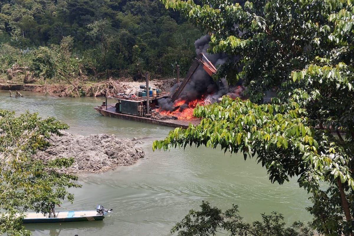 Ubicaron y destruyeron en el Río Pilpé dos dragas y dos retroexcavadoras que tenían un costo de 3.200 millones de pesos. Crédito: Ejército Nacional. 