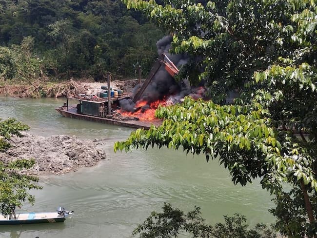 Ubicaron y destruyeron en el Río Pilpé dos dragas y dos retroexcavadoras que tenían un costo de 3.200 millones de pesos. Crédito: Ejército Nacional.