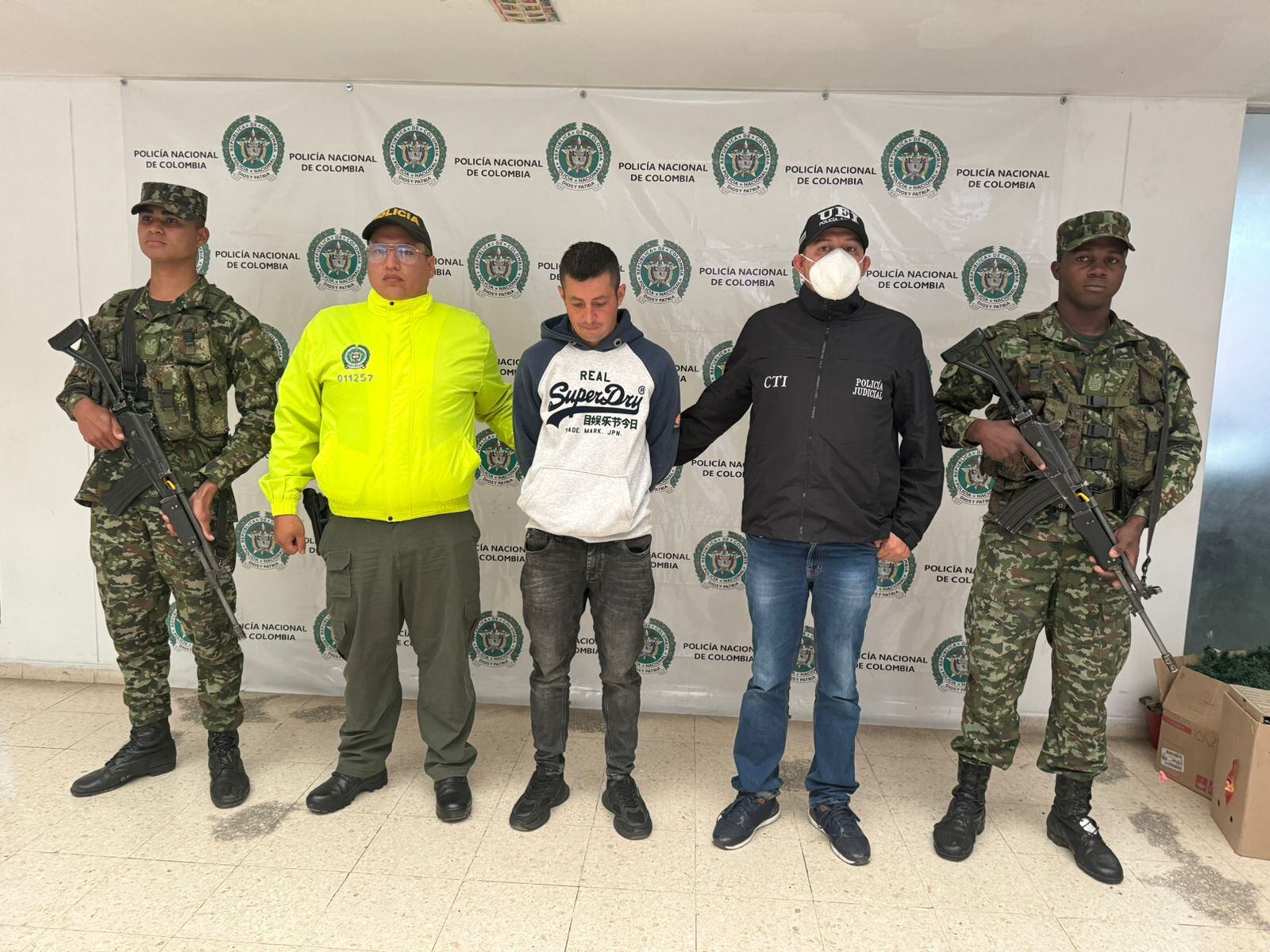 EL implicado fue arrestado por los delitos de homicidio agravado y porte ilegal de armas. Crédito: Policía Nacional.