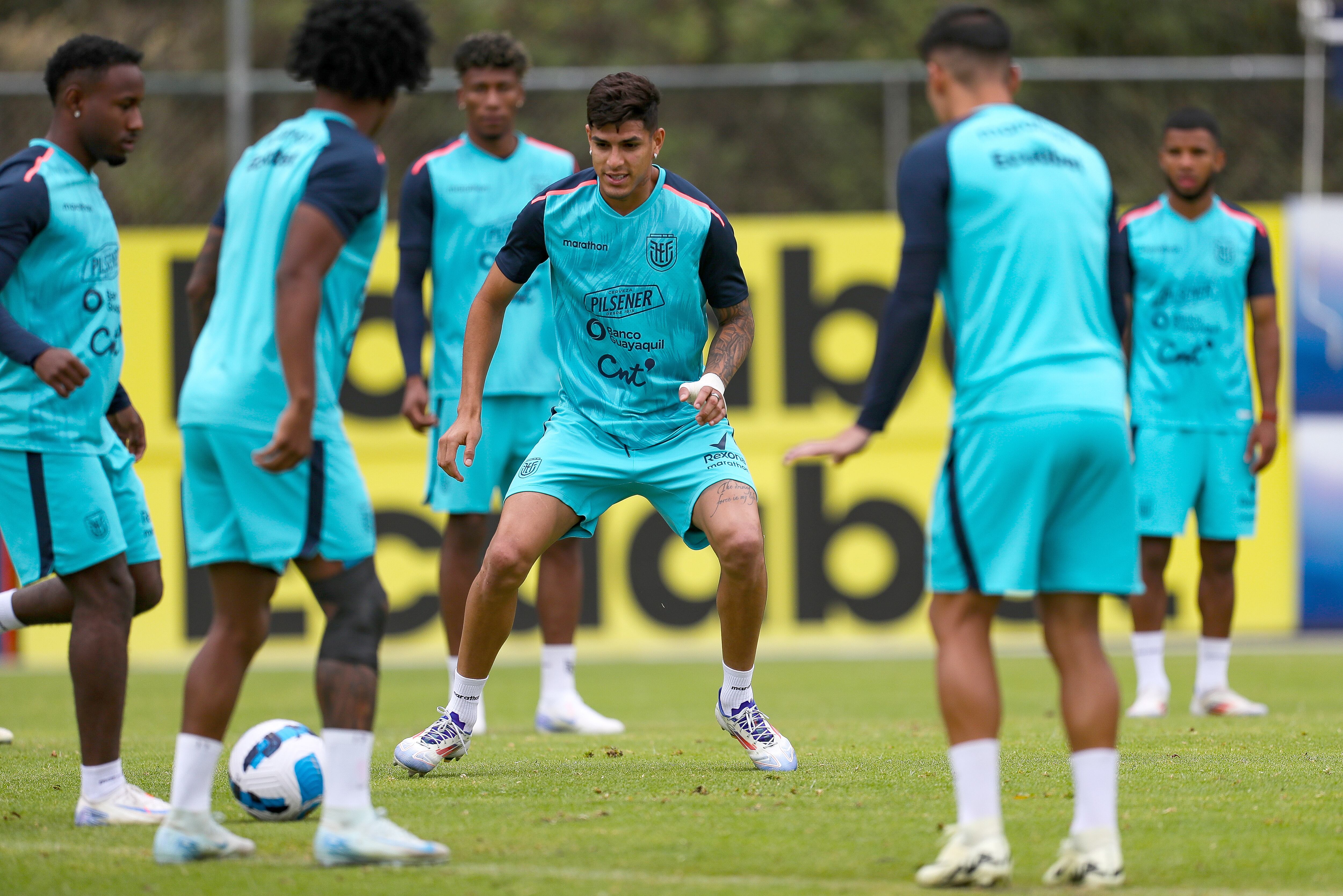 AME7364. QUITO (ECUADOR), 09/09/2024.- El jugador de la selección de fútbol de Ecuador, Piero Hincapié (c), participa durante un entrenamiento con sus compañeros este lunes en Quito (Ecuador). La selección de Ecuador buscará este miércoles el primer triunfo con el argentino Sebastián Beccacece como seleccionador en el partido que le mide a Perú, que visita a Quito con la esperanza de lograr su primera victoria en las eliminatorias sudamericanas para el Mundial 2026 y comenzar a revertir una situación crítica que lo mantiene en último lugar. EFE/José Jácome