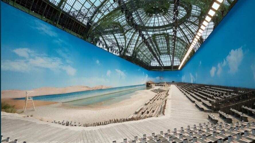 Chanel convirtió el Grand Palais de París en una playa para presentar su nueva colección. Foto: Cortesía