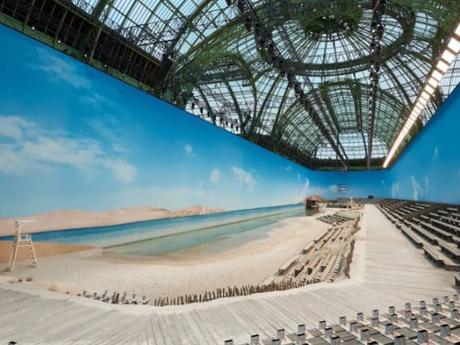 Chanel convirtió el Grand Palais de París en una playa para presentar su nueva colección. Foto: Cortesía