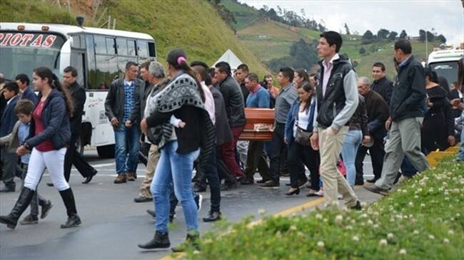 Los habitantes quedaron divididos por la vía nacional, así como la iglesia y el cementerio.. Foto: La W