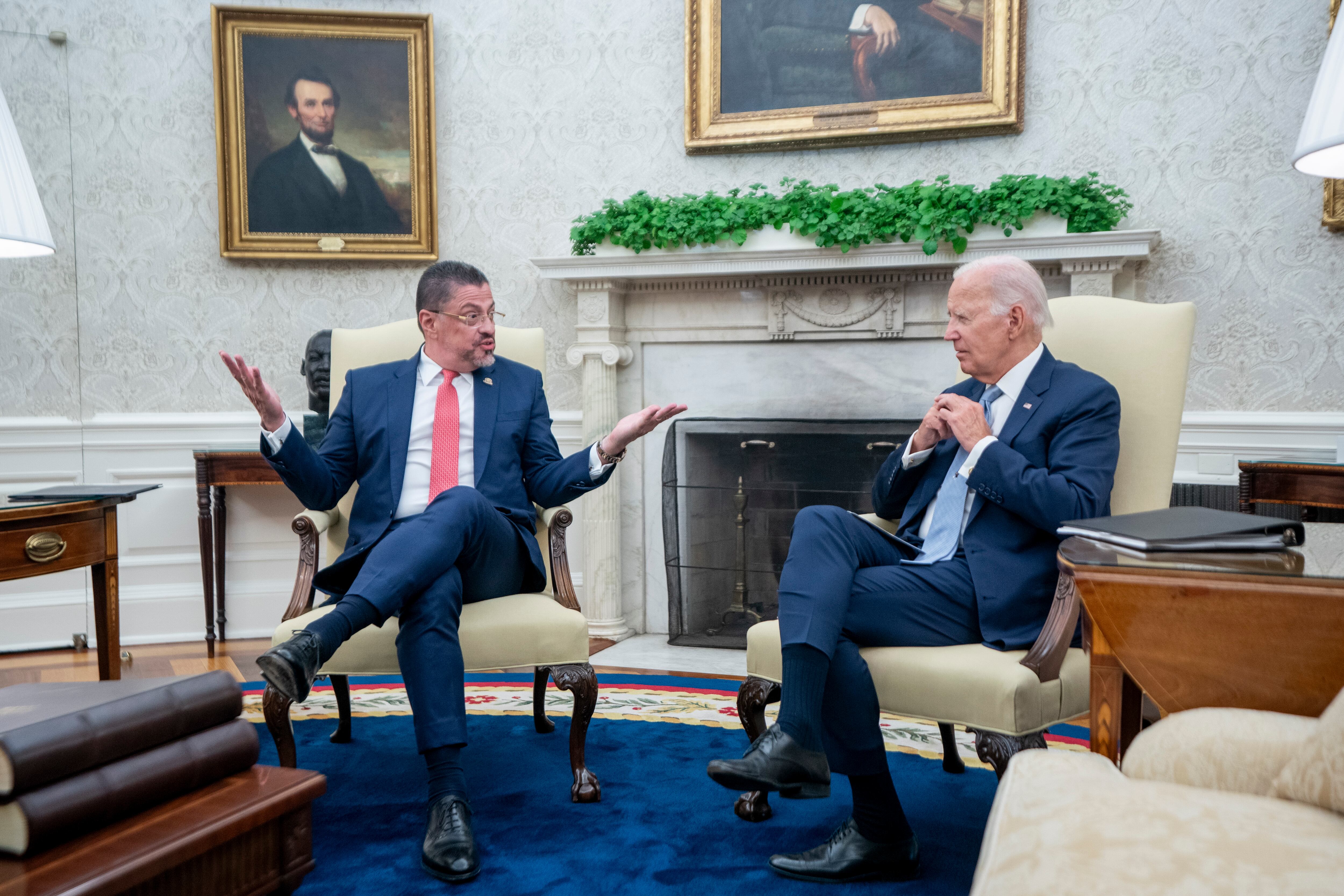 Chaves promete a Biden que Costa Rica seguirá siendo un aliado en economía y seguridad. EFE/EPA/SHAWN THEW / POOL