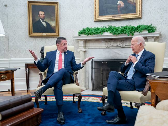 Washington (United States), 29/08/2023.- US President Joe Biden talks with Costa Rican President Rodrigo Chaves Robles during a meeting in the Oval Office at the White House in Washington, DC, USA, 29 August 2023. EFE/EPA/SHAWN THEW / POOL
