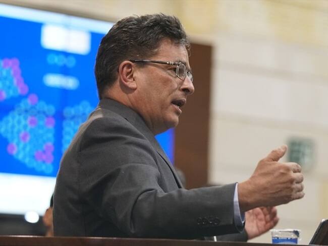 Ernesto Macías y Jorge Robledo debaten rechazo a moción de censura contra Carrasquilla