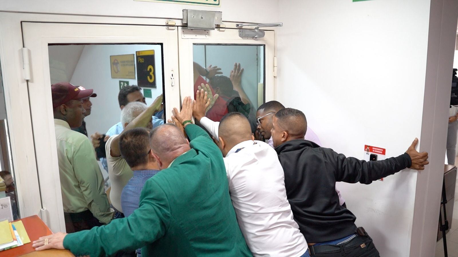 Líderes sindicales de EMCALI le pidieron al alcalde electo Alejandro Eder escuchar sus reclamos. Foto: Cortesía. 