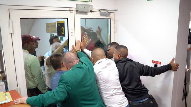 Líderes sindicales de EMCALI le pidieron al alcalde electo Alejandro Eder escuchar sus reclamos. Foto: Cortesía.