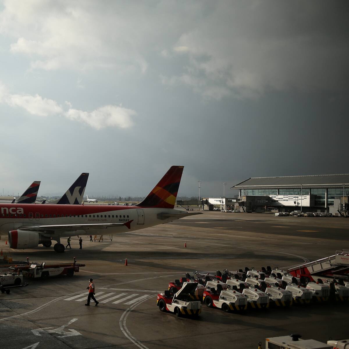 El impacto de la variante ómicron en el transporte aéreo colombiano