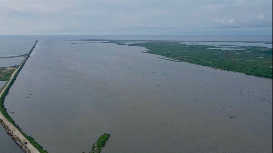Toda la basura que trae consigo el río termina en Bocas de Ceniza y las corrientes submarinas se encargan de diseminarla por toda la zona. Foto: Sergio Vásquez /Travesía Caribe Respira