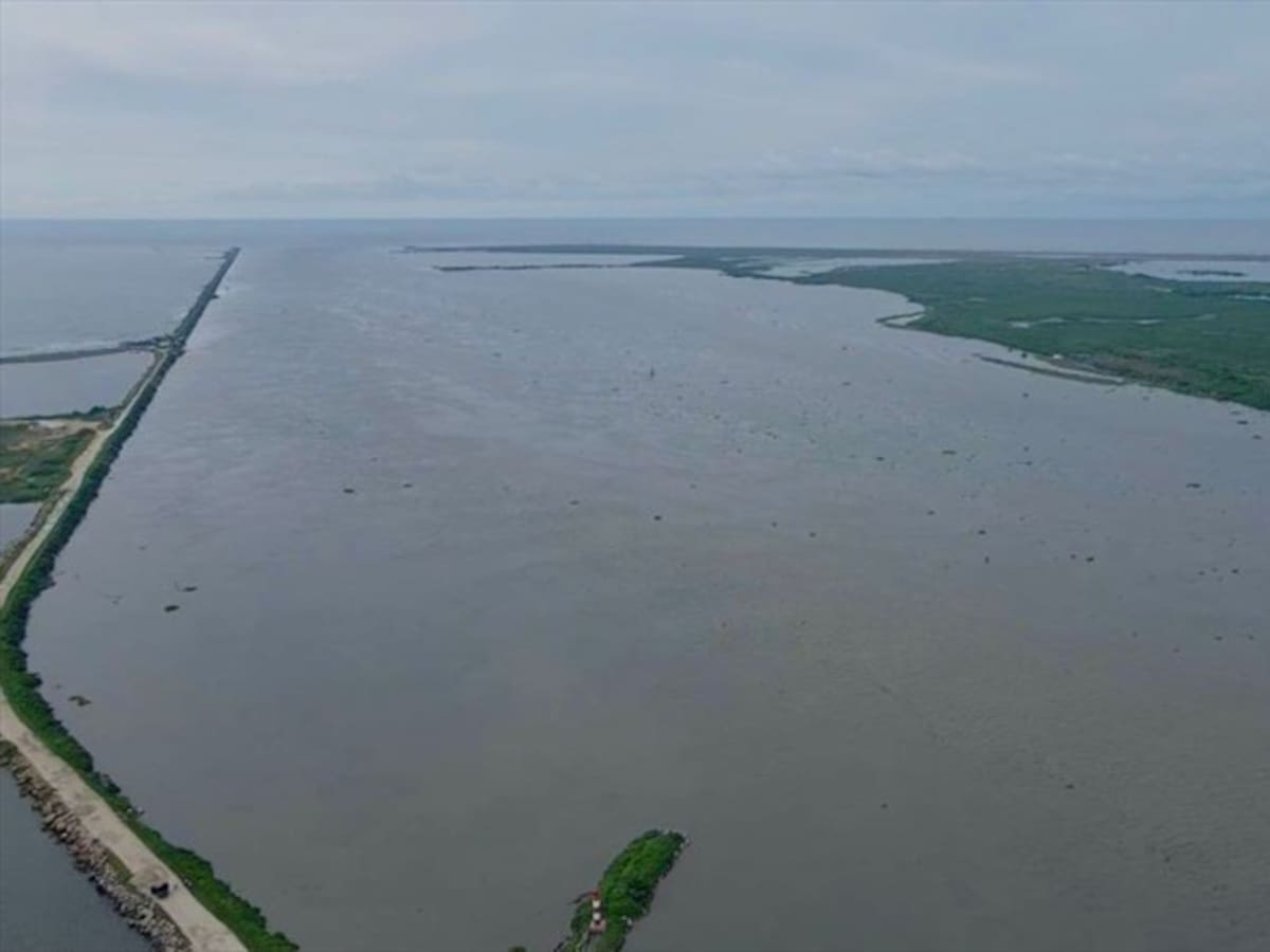 El río Magdalena, principal colector de basuras y plásticos del país