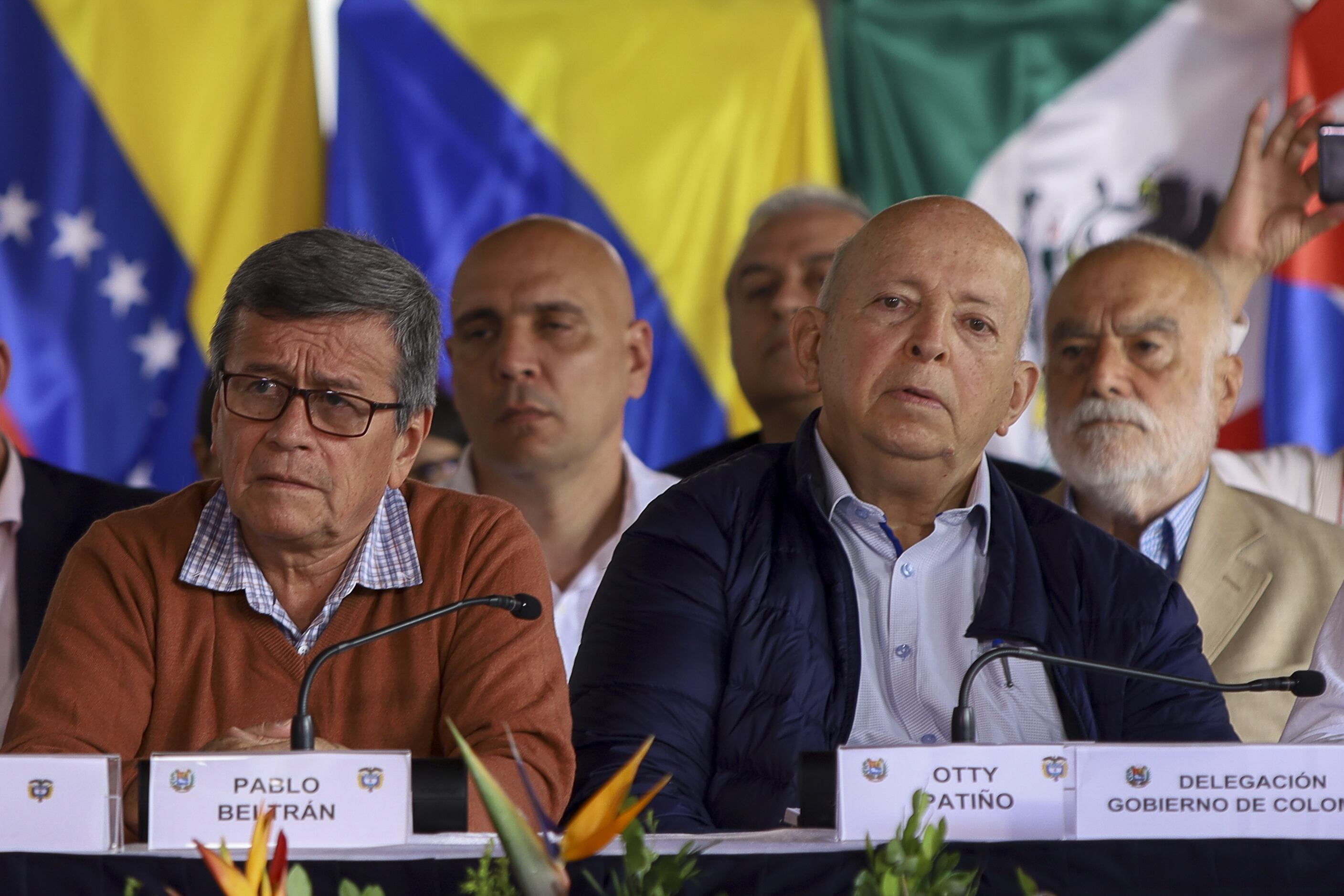 Los jefes negociadores del ELN, Pablo Beltrán (izq), y del gobierno colombiano, Otty Patiño (der). 
(Foto: Pedro Rances Mattey/Anadolu Agency via Getty Images)