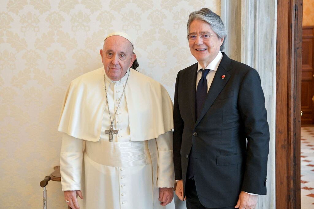 Guillermo Lasso y el papa Francisco. (Photo by Vatican Media via Vatican Pool/Getty Images)