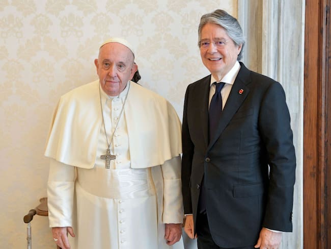 Guillermo Lasso y el papa Francisco. (Photo by Vatican Media via Vatican Pool/Getty Images)