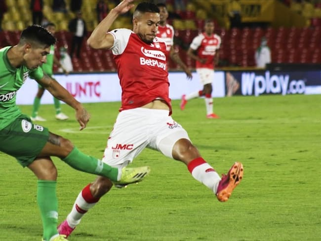 Primer partido con público en Bogotá terminó con enfrentamiento entre barras. Foto: Twitter Santa Fe