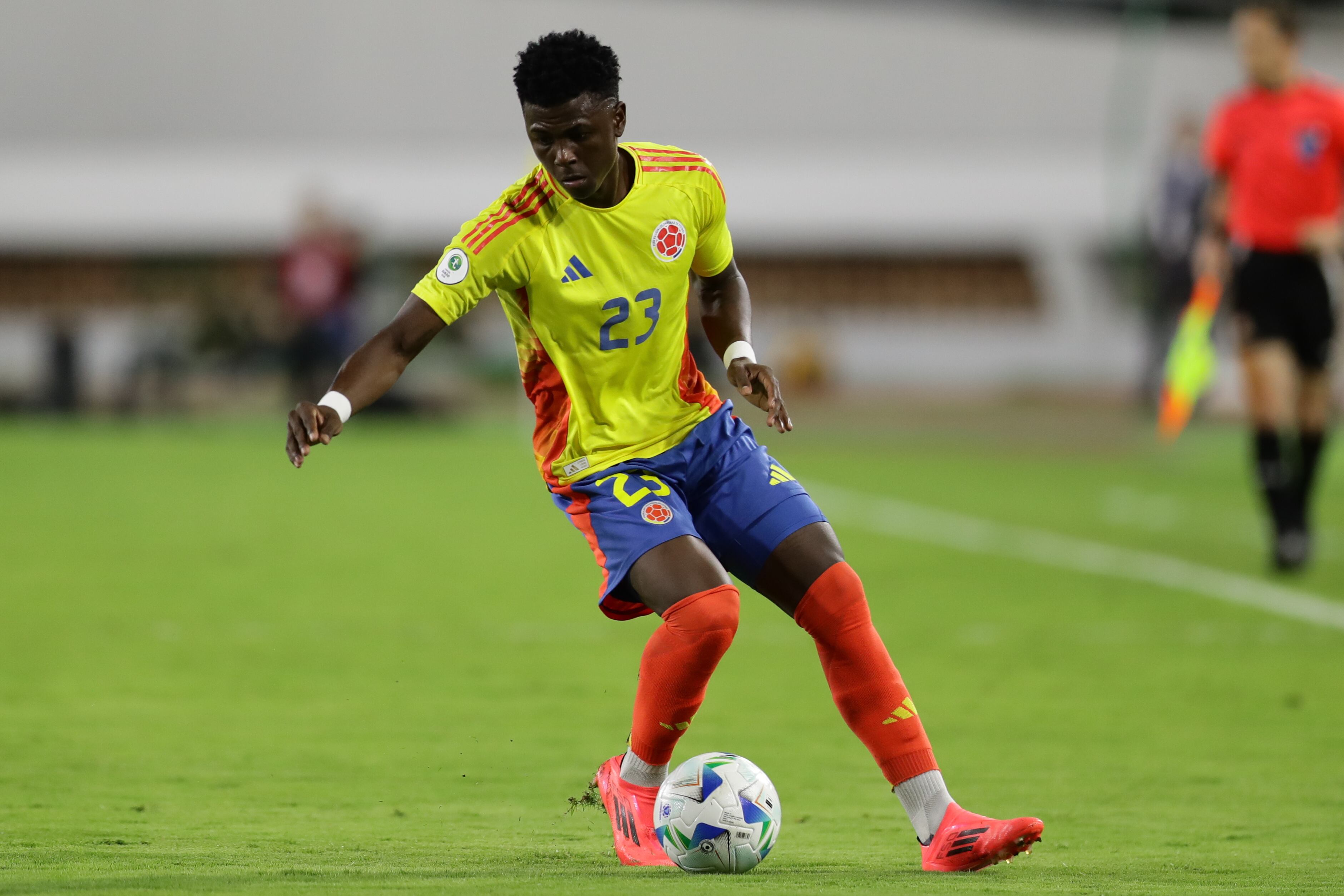 CARACAS (VENEZUELA), 10/02/2025.- Neiser Villarreal, de Colombia, controla el balón en un partido del hexagonal final del Campeonato Sudamericano sub-20 frente a Argentina.