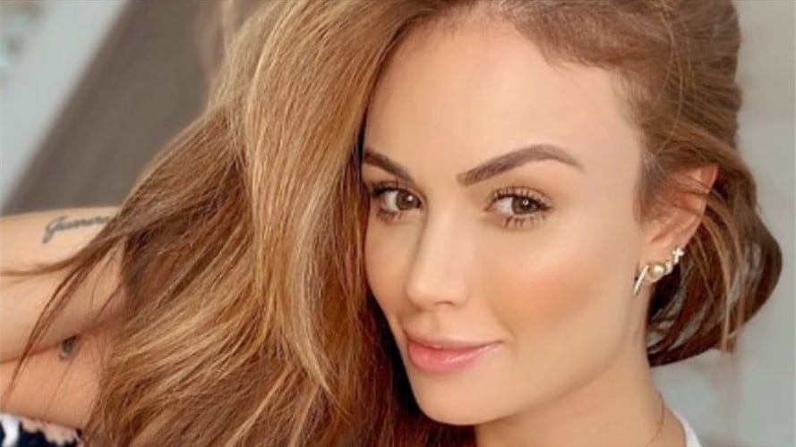 El despampanante bikini de Sara Uribe en la piscina. Foto: Instagram: @sara_uribe