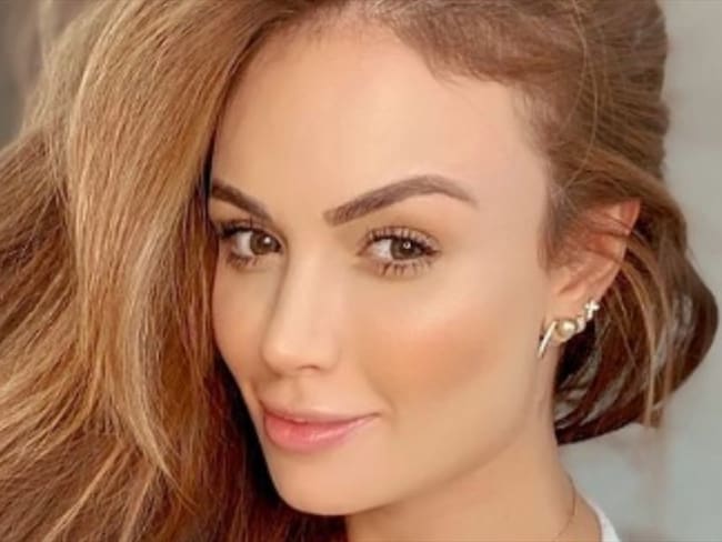 El despampanante bikini de Sara Uribe en la piscina. Foto: Instagram: @sara_uribe