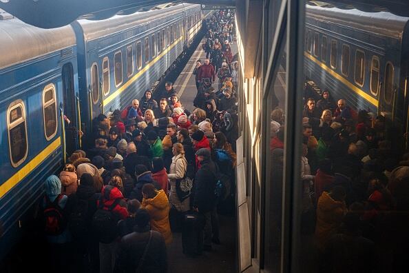 Un bombardeo ruso bloqueó temporalmente tres trenes de evacuación en Donetsk. Foto:Getty