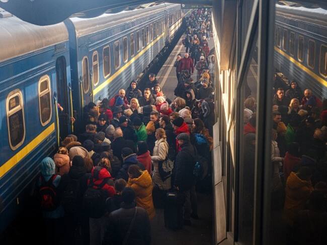 Un bombardeo ruso bloqueó temporalmente tres trenes de evacuación en Donetsk. Foto:Getty