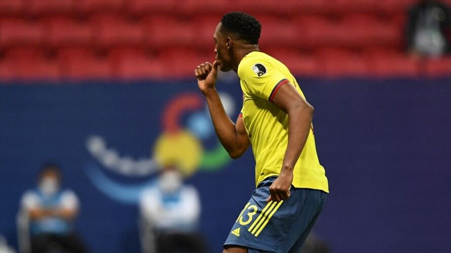 La reacción de hincha uruguaya tras la celebración de Yerry Mina. Foto: Getty Images