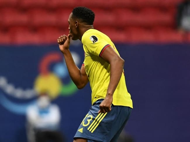 La reacción de hincha uruguaya tras la celebración de Yerry Mina. Foto: Getty Images