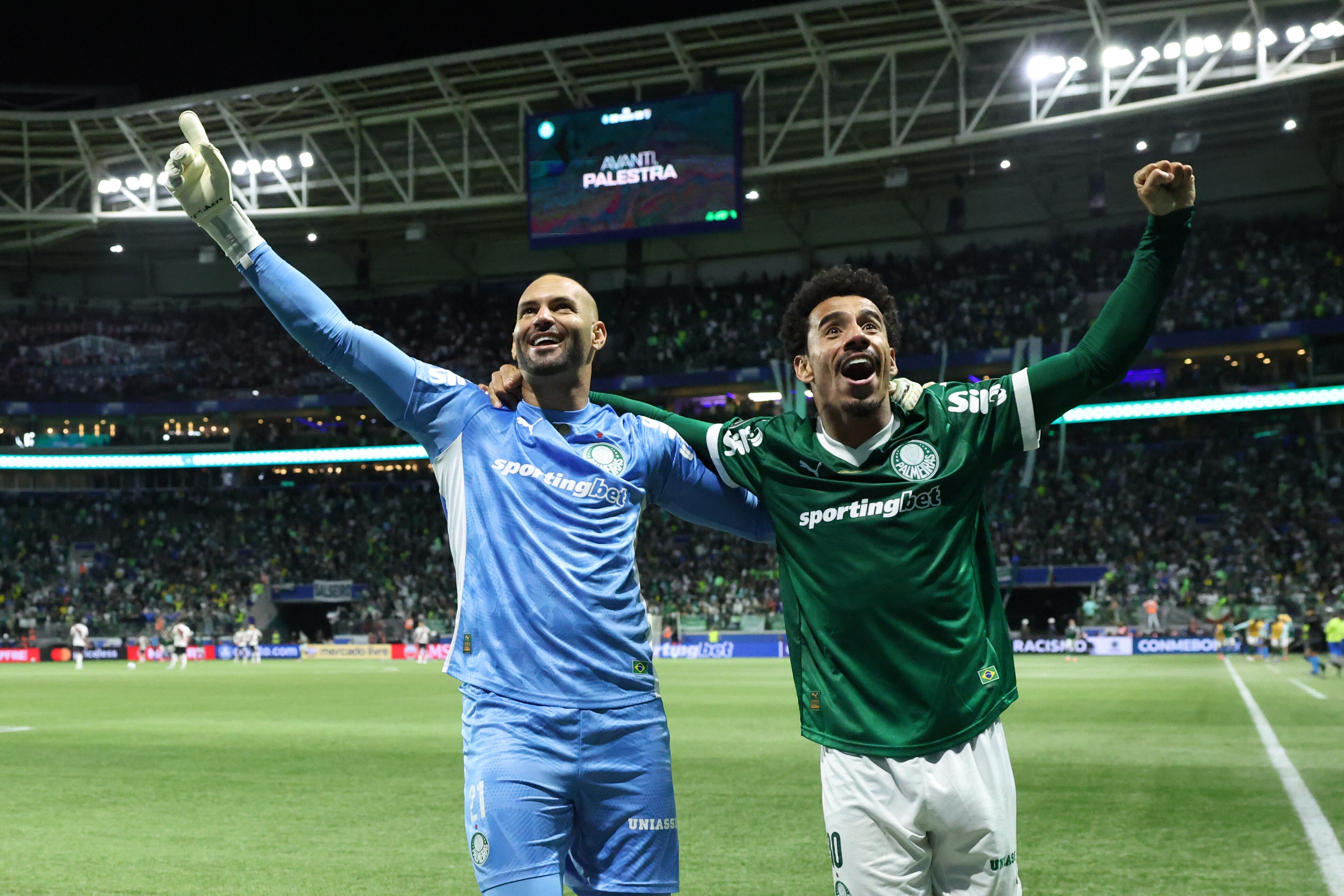 Weverton y Lucas Evangelista celebran la clasificación de Palmeiras a las semifinales de la Copa Libertadores 2025. FOTO: Alexandre Schneider/Getty Images