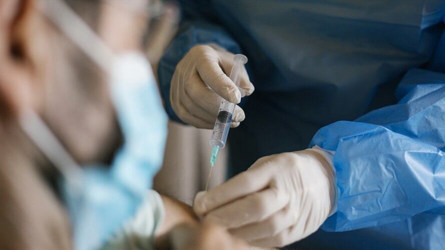 El Ministerio de Salud ordenó a las EPS aplicar la dosis de la vacuna 30 días después de la fecha de diagnóstico. Foto: Getty Images / XAVIER LORENZO